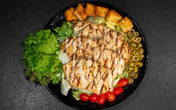 سالاد سزار با مرغ گریل متوسط