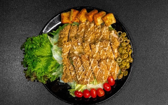 سالاد سزار با مرغ سوخاری متوسط
